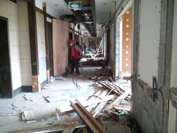 廠房室內(nèi)裝修拆除火熱進行中